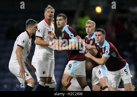 Burnley Sam Vokes (Mitte) Burnley Ben passen mir (zweiter von rechts) und Burnley Michael Keane Gerangel Position aus eine Standardsituation in der Premier League in Turf Moor, Burnley. Stockfoto