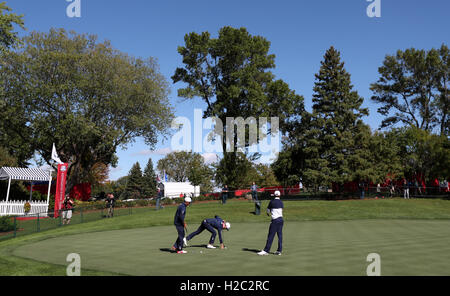 Team USA Zach Johnson (Mitte), Jordan Speith und Ricky Fowler (links) während einer Übung vor der 41. Ryder Cup Hazeltine National Golf Club in Chaska, Minnesota, USA. Stockfoto