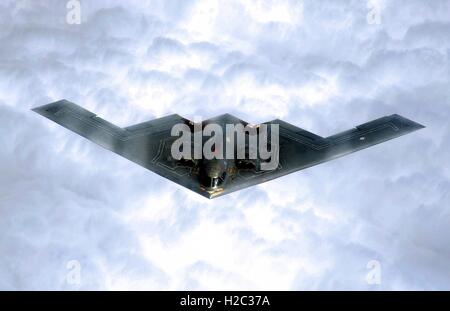 Ein US Luftwaffe b-2 Spirit Stealth-strategischer Bomber fliegen über den Wolken nach dem Start von der Whiteman Air Force Base 30. Oktober 2002 in Johnson County, Missouri. Stockfoto