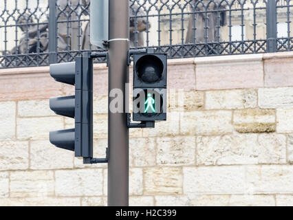 Ampel auf dem Hintergrund der Straße. Stetige grüne Farbe. Close-up. Stockfoto