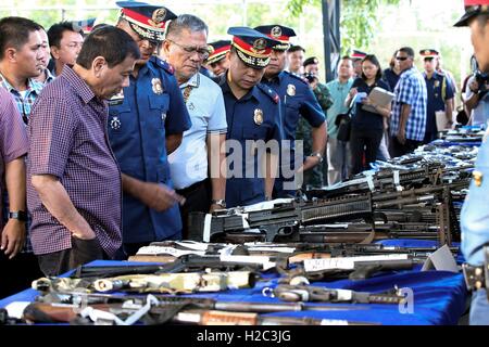 Philippinische Präsident Rodrigo Duterte inspiziert beschlagnahmte Waffen auf Anzeige bei der Polizei regionale Büro-12 bei seinem Besuch 23. September 2016 in Santos City, Philippinen. Stockfoto
