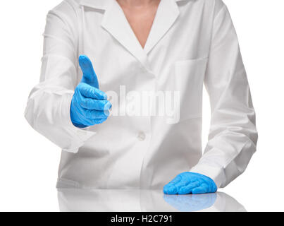 Nahaufnahme der Ärztin in weißes medizinische Kleid blau steriler OP-Handschuh für Handshake gegen weiße Hand nachgebend Stockfoto