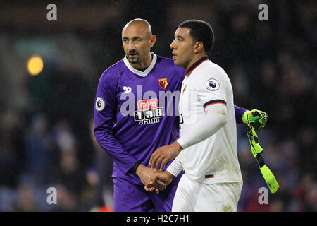 Watford Torhüter Heurelho Gomes (links) und der Watford Troy Deeney nach dem Schlusspfiff in der Premier League match bei Turf Moor, Burnley. Stockfoto