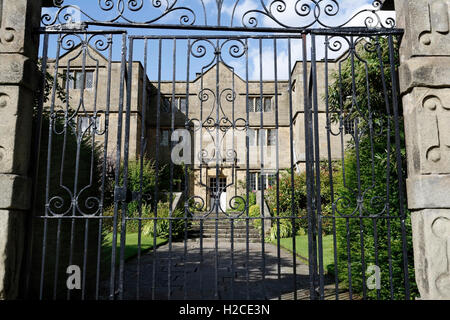 Eyam Hall Derbyshire Peak District National Park England Großbritannien, jakobische Architektur, historisches Herrenhaus, denkmalgeschütztes Gebäude, geschlossenes Metalltor Stockfoto