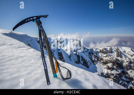 Eispickel fest auf dem Gipfel des Ben Nevis im Winter nach der Nordwand besteigen Stockfoto