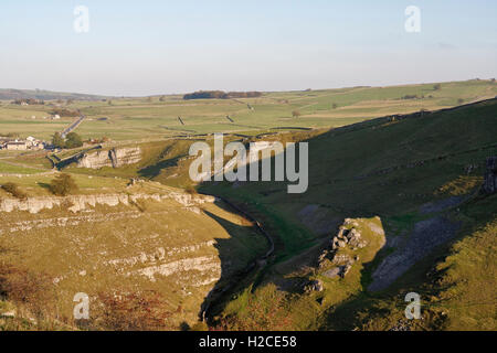 Die Landschaft des Peak District in der Nähe von Litton in Derbyshire, England, Großbritannien. Cressbrook Dale, trockenes Kalksteintal, englischer Nationalpark Stockfoto