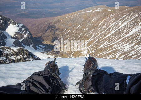 Ein Bergsteiger klettern die östlichen Traverse am Turm Ridge auf Ben Nevis, in der Nähe von Fort William Scotland, UK Stockfoto