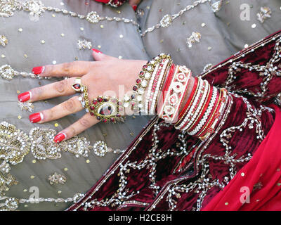 Asiatischen Hochzeit Hände und Schmuck, Henna und gold Stockfoto