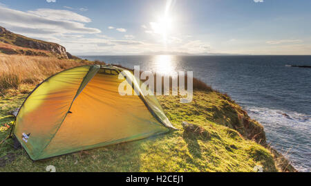 Zelt unter dem Felsen an der Unterseite des Meeres auf der Insel Eigg Stockfoto