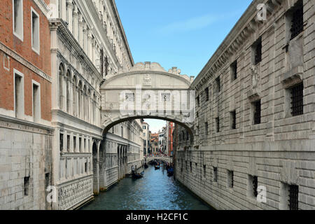 Seufzer-Brücke zwischen dem Dogenpalast und dem Gefängnis Prigioni Nuove von Venedig in Italien. Stockfoto