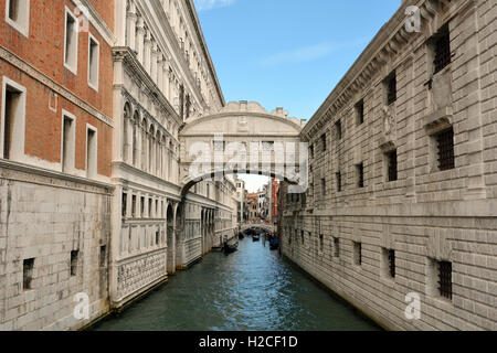 Seufzer-Brücke zwischen dem Dogenpalast und dem Gefängnis Prigioni Nuove von Venedig in Italien. Stockfoto