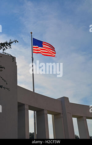 Die amerikanische Flagge fliegt über Dealey Plaza in Dallas, die erinnert an die Gründung von Dallas und er Ermordung von Kennedy Stockfoto