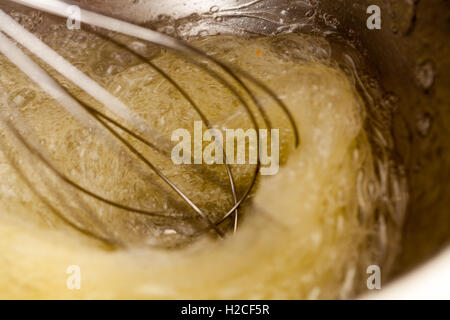 Eiweiß zu Schnee schlagen Stockfoto