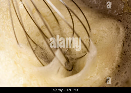 Eiweiß zu Schnee schlagen Stockfoto