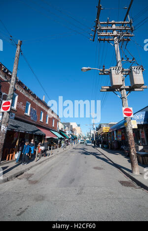 Eine Hauptstraße im einzigartigen und vielseitigen Kensington Market District in Toronto Ontario Kanada Stockfoto