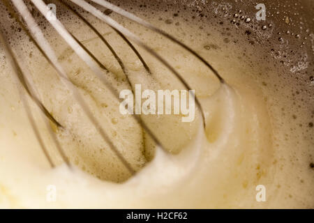 Eiweiß zu Schnee schlagen Stockfoto