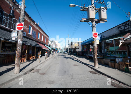 Eine Hauptstraße im einzigartigen und vielseitigen Kensington Market District in Toronto Ontario Kanada Stockfoto