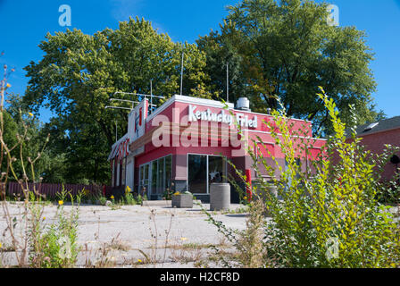Ein geschlossenes KFC Kentucky Fried Chicken Outlet in Toronto. Das Unternehmen soll verlegt und sein wertvolles Grundstück in der Innenstadt verkauft und für Wohnungen umgewidmet werden. Stockfoto
