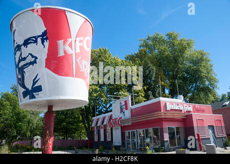 Ein geschlossenes KFC Kentucky Fried Chicken Outlet in Toronto. Das Unternehmen soll verlegt und sein wertvolles Grundstück in der Innenstadt verkauft und für Wohnungen umgewidmet werden. Stockfoto