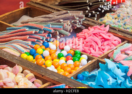 Bunten Süßigkeiten, kandierte und Gelees an Straße Marktstand Stockfoto