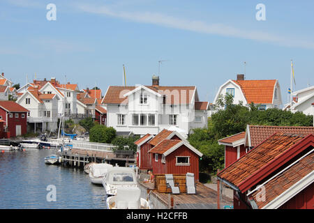Sommer-Ferienhäuser in West Küstenfischerei Dorf von Grungsund in Bohuslän, Schweden Stockfoto