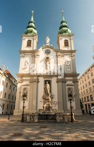 Schöne Aussicht auf die berühmte Saint Charles Kirche Stockfoto