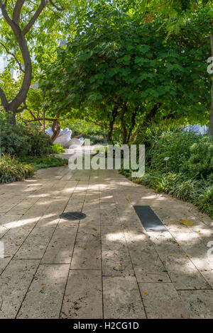 Springbrunnen und Ziegel Garten Weg entlang manicuredhouse Vorgarten
