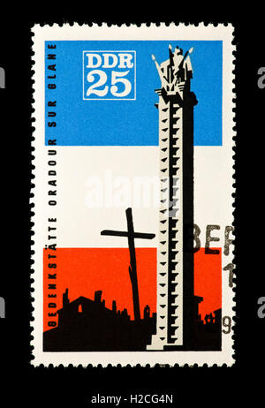 Briefmarke aus Ostdeutschland (DDR) Darstellung von Oradour Sur Glane Memorial und französische Flagge für die Opfer des Nazi-auf Oradour Angriff Stockfoto
