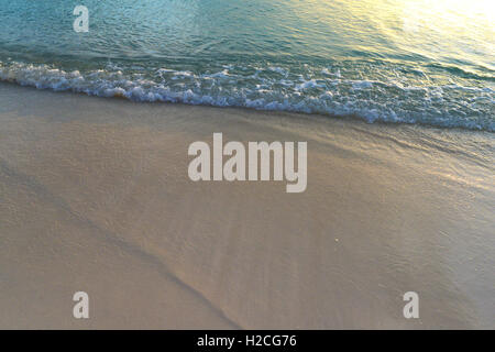 Strand und Wasser auf Grand Cayman Island Stockfoto