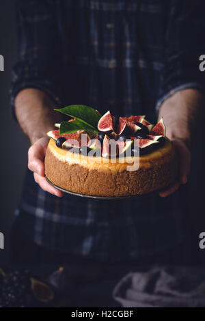 Männliche Beteiligung Kuchen in Händen. Komfort-Essen im Urlaub Feier. Hochzeit, Geburtstag-Konzept Stockfoto