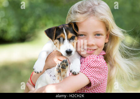 Porträt von Mädchen mit Hund Stockfoto