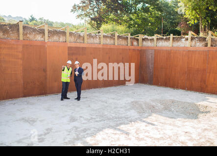 Geschäftsmann mit Builder auf Baustelle Stockfoto