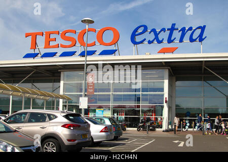 Extra Supermarkt Tesco, Nachbarschaft Luke Branch, Nord-London-England - 24. September 2016 Stockfoto