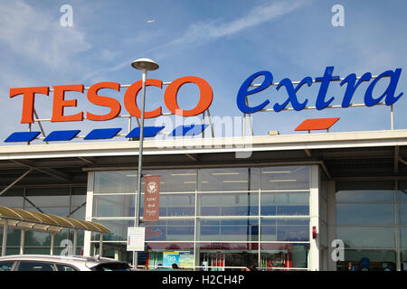 Extra Supermarkt Tesco, Nachbarschaft Luke Branch, Nord-London-England - 24. September 2016 Stockfoto