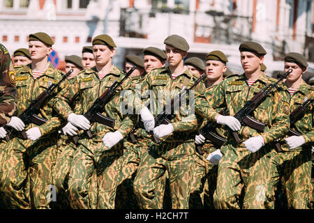 Gomel homelische Belarus, Tag des Sieges Feier 9 Mai. Bewaffnete Männer der speziellen Zweck Kräfte oder Spetsnaz marschieren In Gala Formation Stockfoto