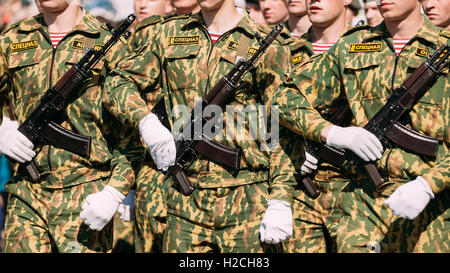 Feiertag des Sieges 9. Mai, Gomel homelische Belarus. Speziellen Zweck Kräfte oder Spetsnaz, Nahaufnahme Männer Hände In weißen Handschuhen Stockfoto