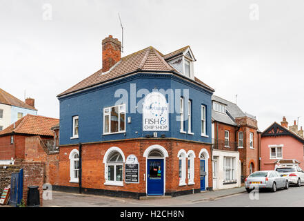 Typische Fisch &amp; Chips-Laden in High Street, Aldeburgh, Suffolk Coastal District, East Anglia, Ostengland Stockfoto