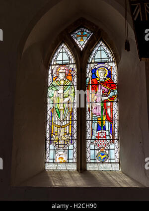 Buntglasfenster gewidmet die Toten der beiden Weltkriege in St Peter Westleton, ein 14. reetgedeckten Jahrhundert Kirche in Suffolk Stockfoto