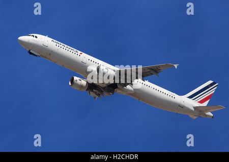 Air France Airbus A321-200 mit dem Start vom Flughafen El Prat in Barcelona, Spanien. Stockfoto