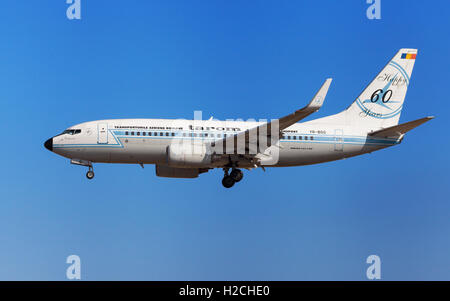 TAROM Boeing 737-700 tragen glücklich 60 Jahre Retro-Lackierung nähert sich zum Flughafen El Prat in Barcelona, Spanien. Stockfoto