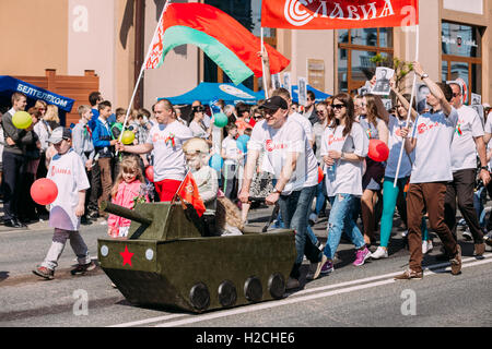 Gomel homelische Belarus, Feiertag des Sieges, 9 Mai. Self-Made-Tank mit Kindern an Bord und junge Menschen mit roten Fahne zu verbieten Stockfoto