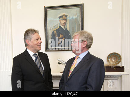 2011. ein Tánaiste (Irisch Vizepremierminister) Eamon Gilmore chats zum ersten Minister Peter Robinson in Stormont Castle, Belfast, Northern Ireland Freitag, 3. Juni 2011.   Foto paulmcerlane.net Stockfoto