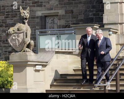 2011. ein Tánaiste (Irisch Vizepremierminister) Eamon Gilmore plaudert, Abgeordneter First Minister Martin McGuinness in Stormont Castle, Belfast, Freitag, 3. Juni 2011.   Foto Stockfoto