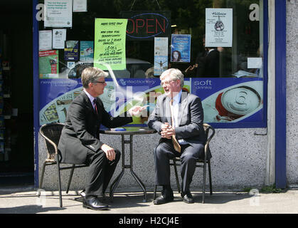 2011. ein Tánaiste (Irisch Vizepremierminister) Eamon Gilmore sitzt vor einem Geschäft für ein kurzes Interview mit Irish Times Reporter Dan Keenan, während eines Besuchs in North Belfast, Freitag, 3. Juni 2011.   Foto paulmcerlane.net Stockfoto