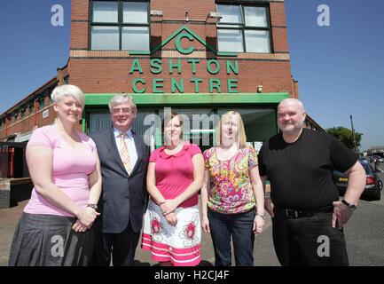 2011. ein Tánaiste (Irisch Vizepremierminister) Eamon Gilmore hält für ein Foto mit den Mitgliedern des Aston Centre in Nordbelfast, Freitag, 3. Juni 2011. Gesehen von links nach rechts mit Eamon sind Katrina Newell, Ciara Rea, Irene Sherry und James Deery.  Foto paulmcerlane.net Stockfoto