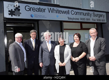 2011. ein Tánaiste (Irisch Vizepremierminister) Eamon Gilmore posiert für einen Fototermin außerhalb der größeren Whitewell Gemeinschaft Operation in Nordbelfast, Freitag, 3. Juni 2011. Fügen Eamon (von links nach rechts) sind Joe Hinds, Dennis Rooney, Geraldine O'Kane, Cathy Rourke und Derck Poole. Photo/paulmcerlane.NET Stockfoto