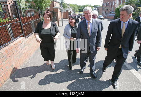 2011. ein Tánaiste (Irisch Vizepremierminister) Eamon Gilmore Whitewell Road-Bereich Mitglieder von größeren Whitewell Gemeinschaft Chirurgie - Cathy Rourke und Geraldine O'Kane in Nordbelfast, Freitag, 3. Juni 2011 zeigt.   Foto paulmcerlane.net Stockfoto