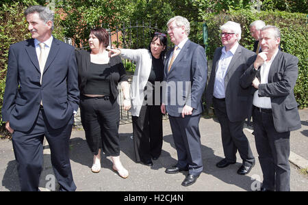 2011. ein Tánaiste (Irisch Vizepremierminister) Eamon Gilmore Whitewell Road-Bereich Mitglieder von größeren Whitewell Gemeinschaft Chirurgie - Cathy Rourke und Geraldine O'Kane in Nordbelfast, Freitag, 3. Juni 2011 zeigt.   Foto paulmcerlane.net Stockfoto