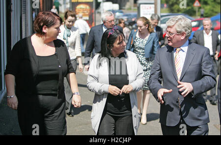 2011. ein Tánaiste (Irisch Vizepremierminister) Eamon Gilmore Whitewell Road-Bereich Mitglieder von größeren Whitewell Gemeinschaft Chirurgie - Cathy Rourke und Geraldine O'Kane in Nordbelfast, Freitag, 3. Juni 2011 zeigt.   Photo/paulmcerlane.NET Stockfoto