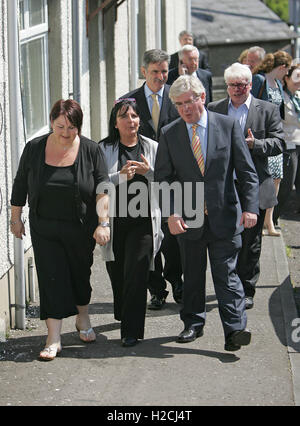 2011. ein Tánaiste (Irisch Vizepremierminister) Eamon Gilmore Whitewell Road-Bereich Mitglieder von größeren Whitewell Gemeinschaft Chirurgie - Cathy Rourke und Geraldine O'Kane in Nordbelfast, Freitag, 3. Juni 2011 zeigt. Stockfoto